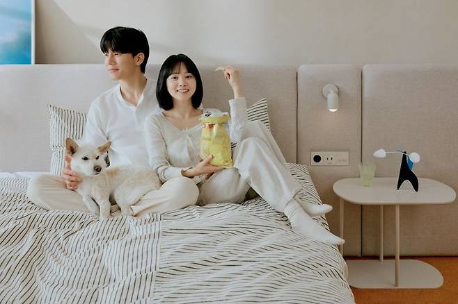 한샘 엠버서더 김무열(왼쪽), 윤승아 부부. 한샘 제공