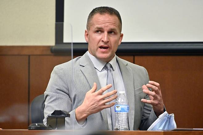 지난 2022년 3월2일 켄터키 루이빌 연방법원에서 열린 재판에 나온 전 루이빌 경찰관인 브렛 핸키슨. AP 연합뉴스