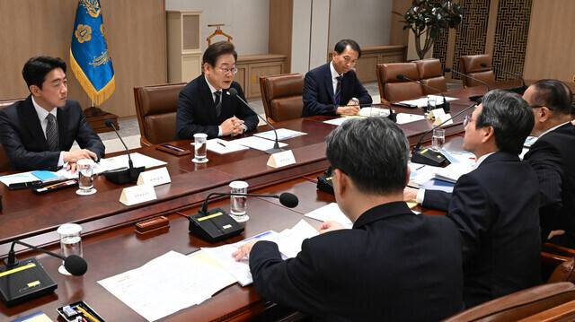 이재명 대통령의 오른쪽에 새로 임명된 송기호 국정상황실장이 앉아있다. 이 대통령은 지난달 13일 서울 용산 대통령실청사에서 열린 이스라엘-이란 공습관련 대통령실 경제안보 긴급 점검회의에서 발언하고 있다. 대통령실사진기자단