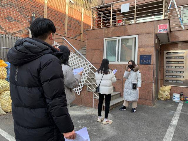 자립준비청년들이 십시일방 직원들과 서울 내 주거지 매물을 둘러보고 있다. BC카드 십시일방의 주거지원은 자립준비청년들과 매물을 함께 둘러보는 단계에서부터 시작된다. BC카드 제공