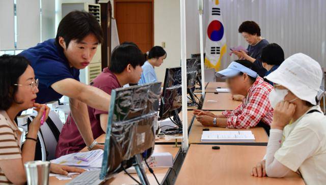 민생회복 소비쿠폰 지급 첫 날인 21일 경북 포항시 남구 대이동 행정복지센터 2층에서 시민들이 쿠폰을 신청하고 있다. 포항=뉴스1