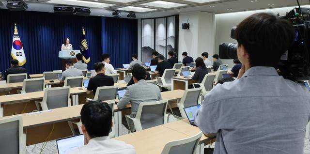 지난달 8일 강유정 대통령실 대변인이 서울 용산구 대통령실 청사에서 브리핑룸 개선 관련 브리핑을 하고 있다. 강 대변인은 이날 "기존 브리핑룸 체제를 유지하되 카메라 4대를 추가 도입할 예정"이라며 "일방적인 소통에서 벗어나 기자들이 질의하는 모습이 담긴 쌍방향 소통의 모습을 전달할 것"이라고 밝혔다. 뉴스1