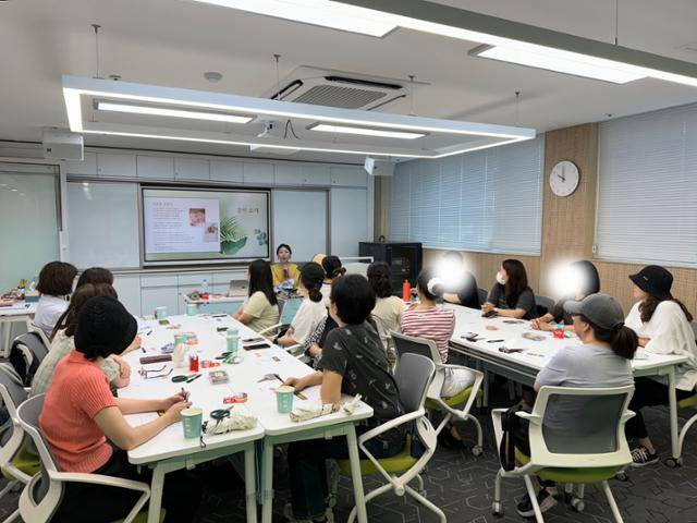 강연을 진행하는 이은총 대표. 그레이스가든 제공