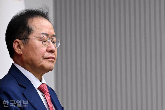 홍준표 전 대구시장이 4월 29일 서울 여의도 국민의힘 당사에서 제21대 대선 후보 선출을 위한 당내 3차 경선 진출에 실패한 뒤 눈을 감고 있다. 고영권 기자