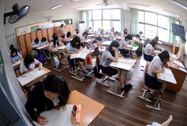 국가수준 학업성취도 평가를 보고 있는 학생들. 한국일보 자료사진