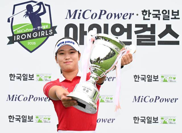 성아진이 시상식을 마친후 우승 트로피를 들어보이고 있다. 포천=왕태석 선임기자