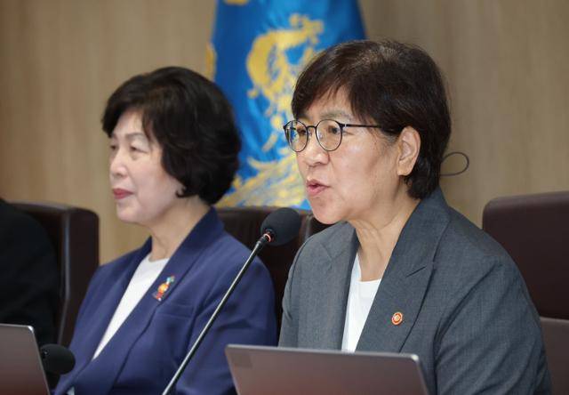 정은경(오른쪽) 신임 보건복지부 장관이 22일 서울 용산구 대통령실에서 열린 국무회의에 참석해 인사말을 하고 있다. 정 장관은 전날 임명안이 재가돼 이날 공식 취임했다. 왕태석 선임기자