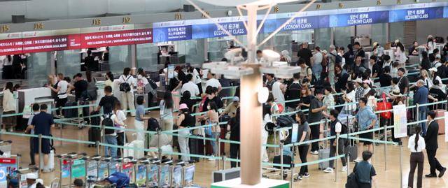 22일 인천국제공항 출국장이 출국 수속을 밟는 사람들로 붐비고 있다. 인천=뉴시스