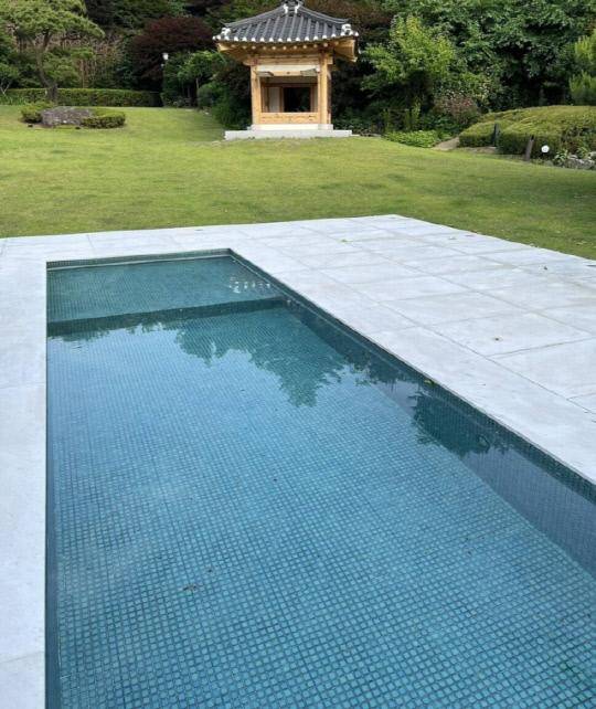 박홍근 더불어민주당 의원이 지난달 7일 서울 용산구 한남동 대통령 관저 방문 당시 촬영해 사회관계망서비스(SNS)에 올린 사진. 당시 여권에선 이 시설물이 '개 수영장'으로 보인다며 의혹을 제기했으나 윤석열 전 대통령 측은 "사실무근"이라고 반박했다. 박홍근 의원 페이스북 계정 캡처