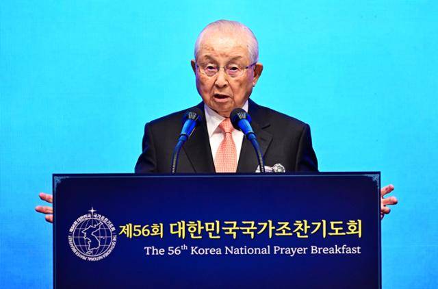 김장환 수원중앙침례교회 목사가 2024년 11월 서울 중구 신라호텔에서 열린 제56회 국가조찬기도회에서 설교하고 있다. 왕태석 선임기자