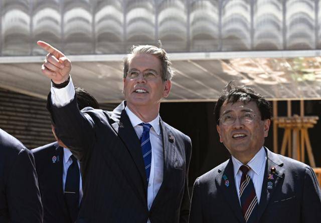 스콧 베선트(왼쪽) 미국 재무장관이 지난 19일 일본 오사카·간사이 만국박람회(엑스포) 미국의 날 행사에 참석해 아카자와 료세이 일본 경제재생담당장관과 대화하고 있다. 오사카=EPA 연합뉴스