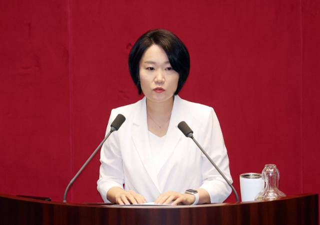 이소영 더불어민주당 의원이 4일 국회 본회의에서 2025년도 제2회 추가경정예산안이 상정된 가운데 토론하고 있다. 연합뉴스