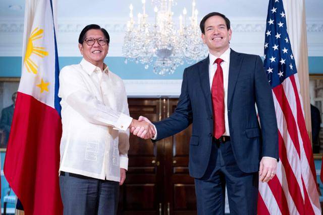페르디난드 마르코스 주니어(왼쪽) 필리핀 대통령이 21일 미국 워싱턴 국무부에서 마코 루비오 미국 국무장관과 회담 뒤 악수하고 있다. 워싱턴=AFP 연합뉴스