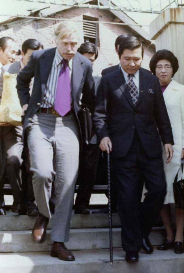 1974년 4월 한국을 방문한 제롬 코헨 미국 하버드대 교수와 김대중 전 대통령 내외. 코헨 교수는 김대중 납치 사건 당시 헨리 키신저 미 국가안보보좌관에게 직접 전화를 걸어 구명을 요청했다. 한길사 제공