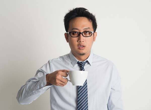 정오 이후 커피를 두 잔 이상 마시면 밤에 뇌를 활성화시켜 수면을 방해한다는 연구 결과가 나왔다./사진=클립아트코리아