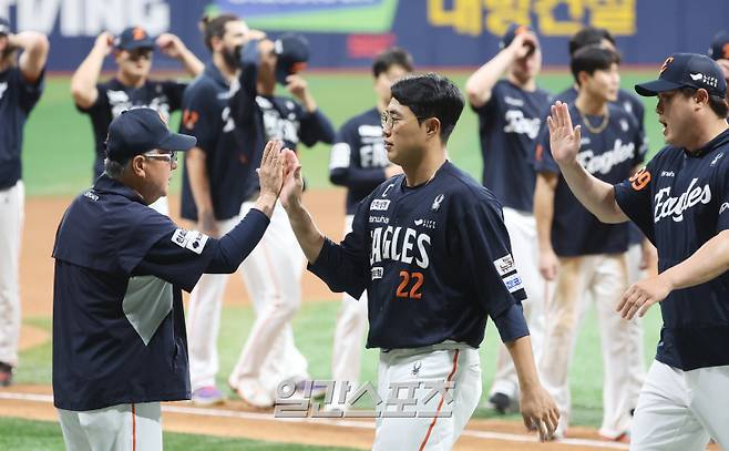 6일 오후 서울 고척스카이돔에서 열린 2025 KBO리그 프로야구 키움히어로즈와 한화이글스의 경기에서 10대 1로 승리, 전반기 1위를 확정한 한화 김경문 감독이 선수들을 맞이하고 있다. 고척=김민규 기자 mgkim1@edaily.co.kr /2025.07.06/