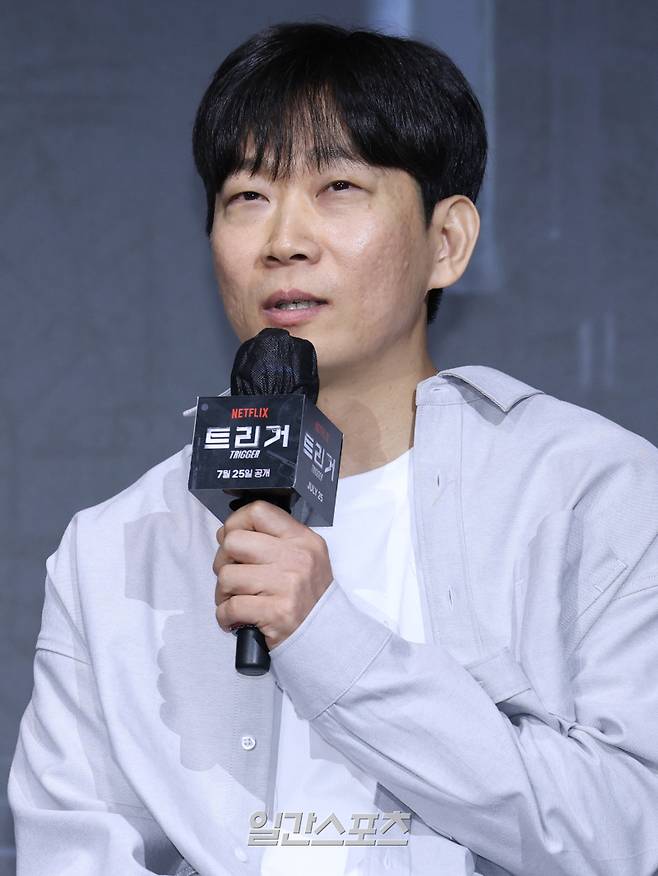 권오승 감독이 22일 오전 서울 마포구 호텔 나루 서울 엠갤러리에서 열린 넷플릭스 시리즈 '트리거' 제작발표회에 참석해 인사말을 하고 있다. '트리거'는 대한민국에서 출처를 알 수 없는 불법 총기가 배달되고 총기 사건이 끊임없이 발생하는 가운데 각자의 이유로 총을 든 두 남자의 이야기를 그린 총기 액션 재난 스릴러. 오는 25일 공개. 서병수 기자 qudtn@edaily.co.kr /2025.07.22/