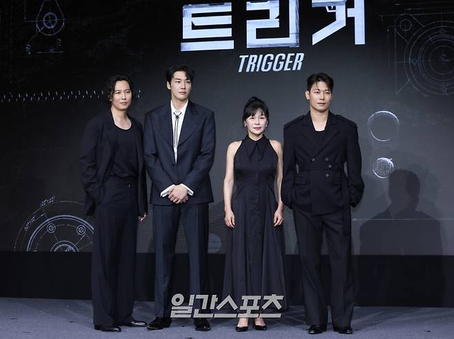 배우 김남길, 김영광, 길해연, 박훈이 22일 오전 서울 마포구 호텔 나루 서울 엠갤러리에서 열린 넷플릭스 시리즈 '트리거' 제작발표회에 참석해 포토타임을 갖고 있다. '트리거'는 대한민국에서 출처를 알 수 없는 불법 총기가 배달되고 총기 사건이 끊임없이 발생하는 가운데 각자의 이유로 총을 든 두 남자의 이야기를 그린 총기 액션 재난 스릴러. 오는 25일 공개. 서병수 기자 qudtn@edaily.co.kr /2025.07.22/
