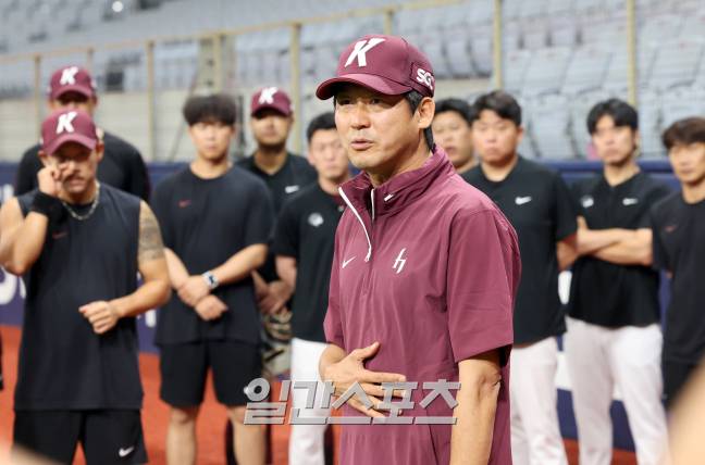 14일 홍원기 감독과 고형욱 단장, 김창현 수석코치를 한꺼번에 해임한 키움 히어로즈가 설종진 감독대행 지휘로 15일 오후 고척 스카이돔에서 훈련했다. 훈련전 설종진 감독대행이 선수들과 상견례하고 있다. 고척=정시종 기자 /2025.07.15.