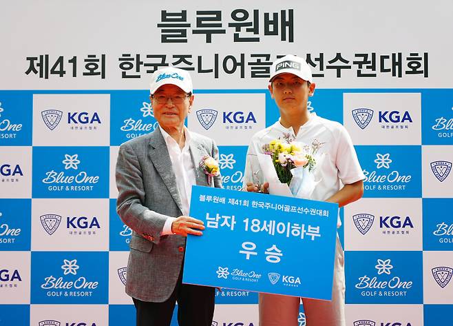 윤세영 태영·SBS미디어그룹 창업회장(왼쪽)과 강승구.&nbsp; &nbsp;사진=KGA 제공&nbsp;