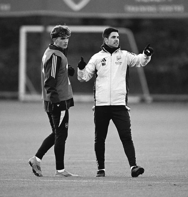 지난해 12월 훈련 당시 다우먼과 아르테타 아스널 감독의 모습. 사진=다우먼 SNS