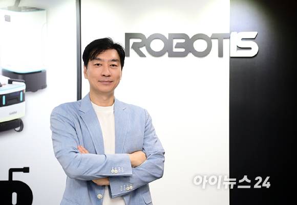 김병수 로보티즈 대표이사가 17일 서울 마곡에 위치한 로보티즈 본사에서 진행된 아이뉴스24와의 인터뷰에 앞서 포즈를 취하고 있다. [사진=정소희 기자]