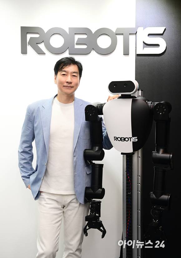 김병수 로보티즈 대표이사가 17일 서울 마곡에 위치한 로보티즈 본사에서 진행된 아이뉴스24와의 인터뷰에 앞서 포즈를 취하고 있다. [사진=정소희 기자]