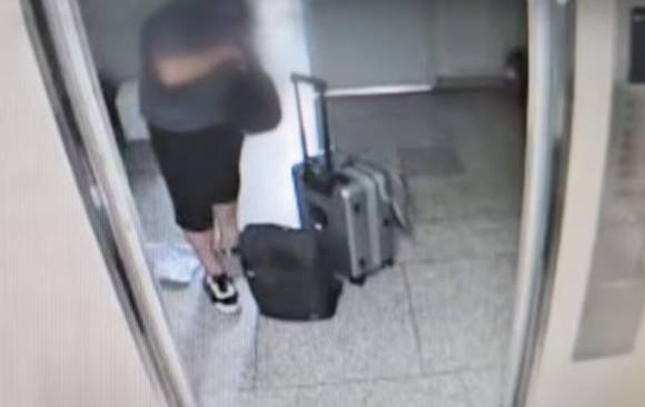 20일 밤 인천 연수구 송도국제도시의 한 아파트에서 60대 남성이 직접 만든 사제 총기로 30대 아들을 살해했다. 사진은 이 남성이 범행 전 서울 도봉구 집을 나서는 모습. [사진=YTN 보도화면 캡처]