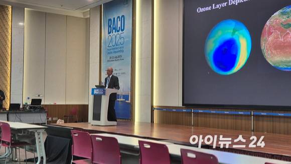 통 주 베이징대 교수가 22일 부산 벡스코에서 열리고 있는 BACO-25에서 ‘대기오염의 심각한 건강 피해’라는 주제로 기조 강연하고 있다. [사진=정종오 기자]