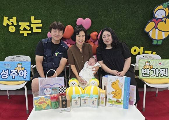 ‘찾아가는 산부인과’ 사업을 통해 태어난 1000번째 출생아 김성주 아기와 엄마, 보건소 관계자들이 기념촬영을 하고 있다 [사진=성주군]