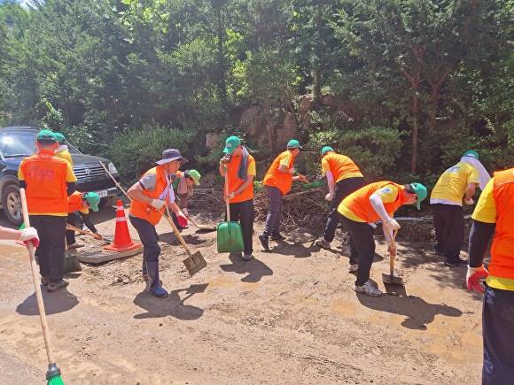가평군 조중면 일대에서 수해복구를 하고 있다. [사진=양평군]