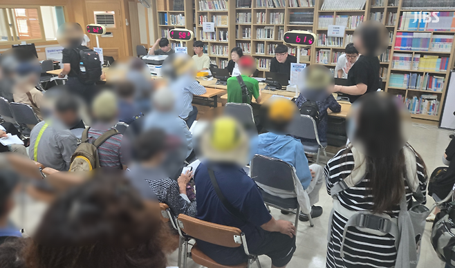 민생회복 소비쿠폰 신청 첫날인 어제(21일) 오전 제주시 연동주민센터에 쿠폰 신청을 위해 민원인들이 기다리는 모습 (사진, 신효은 기자)