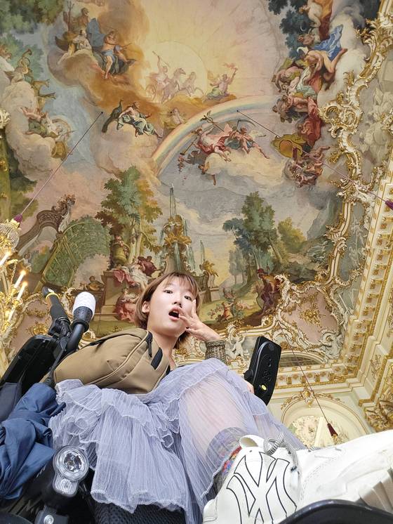 지난 2023년 독일 여행 중인 대학생 유튜버 '굴러라 구르님' 김지우씨. [사진 김지우]