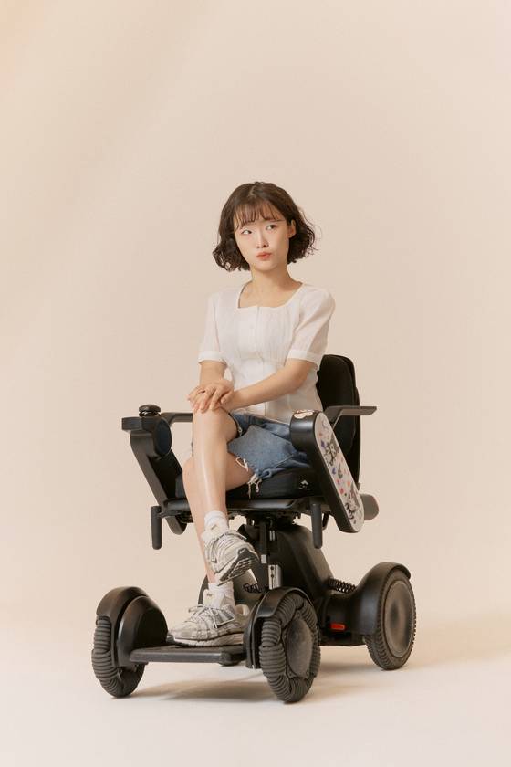 휠체어를 타고 세계를 누비는 9년차 대학생 유튜버 '굴러라 구르님' 김지우씨. [사진 김지우]