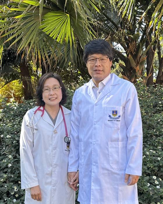 '2025 성천상' 수상자 강동원,전진경 부부. 연세대 의대 출신인 부부 의사는 2012년 아프리크 짐바브웨에서 의료 봉사를 이어오고 있다. 사진제공 JW중외제약