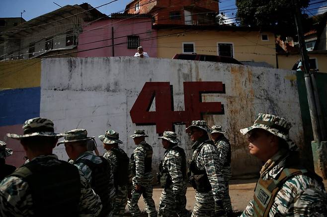 지난 1월 23일 베네수엘라 수도 카라카스에서 볼리바르 국민 민병대원들이 동네 거리를 순찰하고 있다. [로이터=연합뉴스]