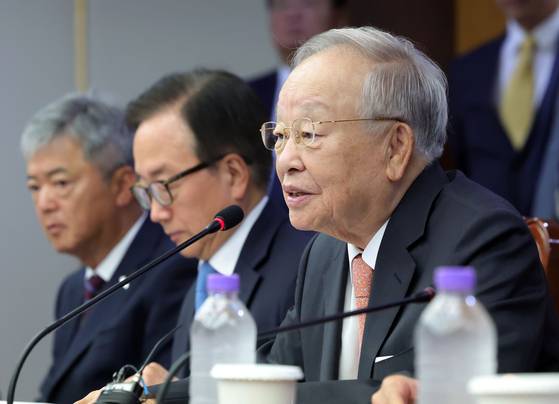 손경식 한국경영자총협회(경총) 회장이 지난 14일 서울 마포구 경총회관에서 열린 '더불어민주당 환노위ㆍ경제 6단체 노동정책간담회'에서 발언하고 있다. 뉴시스