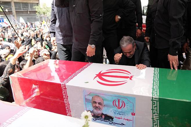 압바스 아락치 이란 외무장관이 6월 28일(현지시간) 이스라엘의 공습으로 사망한 이란 군 지휘관, 핵 과학자 장례식에참석한 모습. [로이터=연합뉴스]