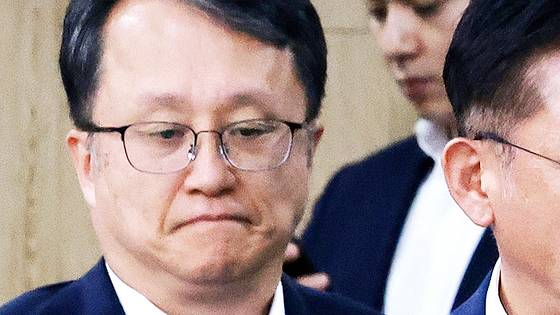 비상계엄을 옹호하는 내용의 책을 대선 직전 출간한 것 등으로 논란이 불거지진 강준욱 대통령실 국민통합비서관이 22일 자진 사퇴했다. 사진은 지난 17일 서울 용산 대통령실 청사에서 열린 대통령 수석·보좌관 회의에 참석한 모습. 대통령실사진기자단