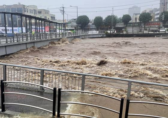 호우 특보가 발효된 지난 17일 오후 광주 서구 양동 인근 광주천이 호우로 불어나 범람 위기에 놓여 있다. 사진 광주서구