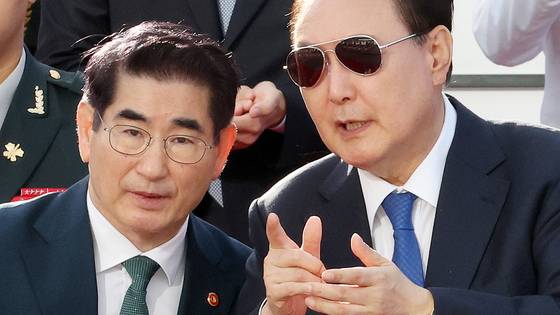 윤석열 대통령이 지난해 10월 1일 서울 광화문광장에서 열린 국군의날 기념 시가행진행사에서 김용현 국방부 장관과 이야기하고 있다. 대통령실사진기자단