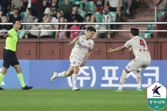 프로축구 K리그1에서 수원FC가 포항 스틸러스에 대승을 거뒀다. 사진은 두 골을 터트리며 승리를 이끈 윌리안의 골세리머니. 사진 프로축구연맹