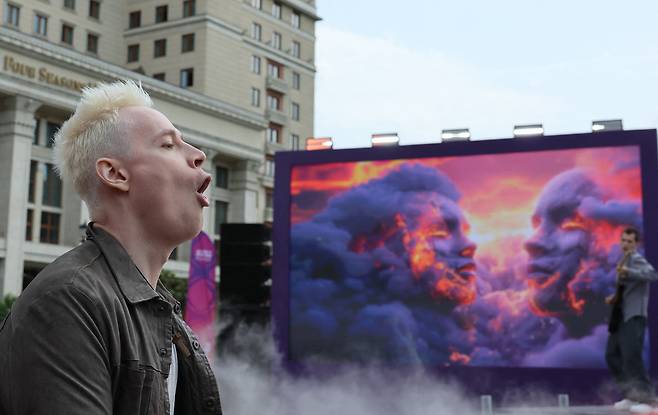 지난 6월 12일(현지시간) 러시아 모스크바 중심부의 크렘린궁 근처에서 인터비전 송 콘테스트 개막 100일 카운트다운을 알리는 행사가 열리고 있다. 2022년 유로비전 출전이 금지된 러시아는 오는 9월 인터비전 국제 음악 경연대회를 부활시킬 계획이다. 로이터=연합뉴스