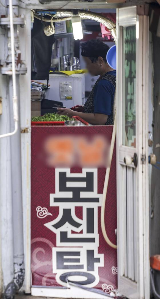 개식용종식법 시행 후 한산해진 서울의 한 보신탕집에서 직원이 음식 재료를 다듬고 있다. [뉴시스]