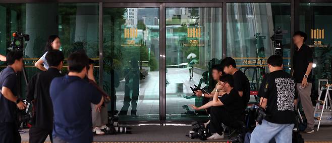 14일 서울 서초구 소재 내란 특검팀(조은석 특별검사) 사무실이 마련된 서울고등검찰청에서 취재진이 윤석열 전 대통령 조사 출석을 기다리고 있다. /뉴시스