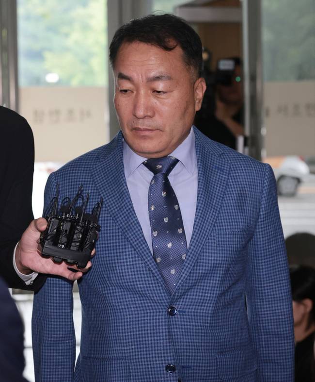 ▲ 김계환 전 해병대 사령관이 채상병 사건 수사방해 의혹 관련 2차 조사를 받기 위해 17일 서울 서초구 순직해병특검 사무실로 향하고 있다. 2025.7.17 연합뉴스