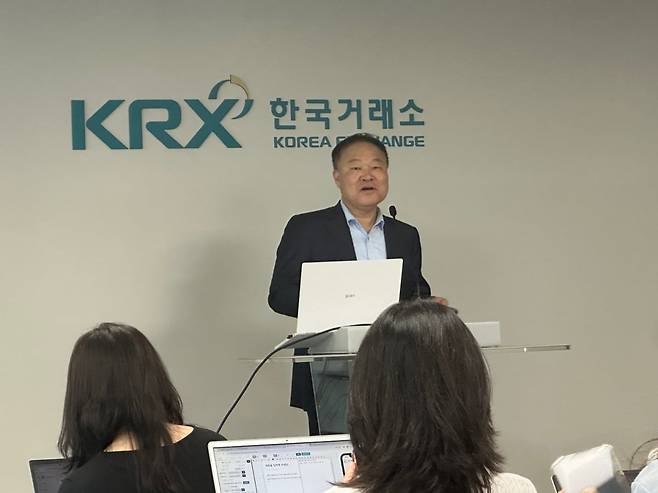 김학균 신영증권 리서치센터장이 22일 한국거래소에서 개최된 기자간담회에서 발표하고 있다. /사진=한경우 기자