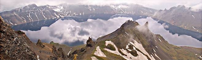 백두대간은 백두산에서 시작돼 금강산, 설악산을 거쳐 지리산에 이르는 한반도의 중심 산줄기로, 총길이는 약 1400㎞(남한 701㎞)에 이른다. 사진은 백두산 천지 모습. /산림청 제공