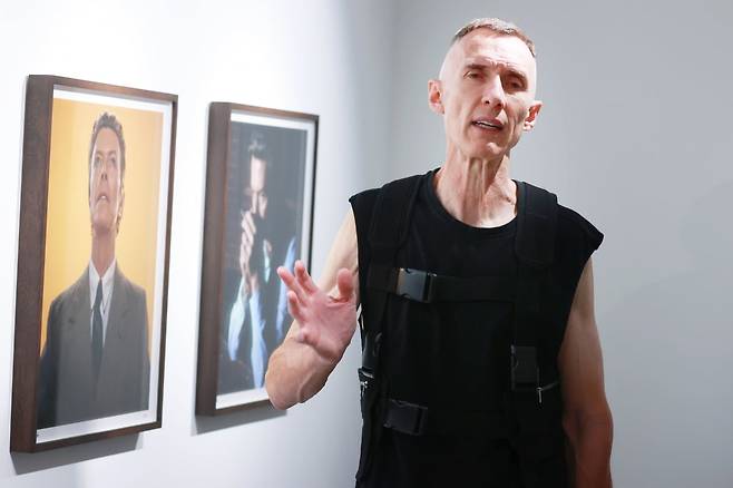 마르쿠스 클링코가 전시장에서 작품을 소개하고 있다. 연합뉴스