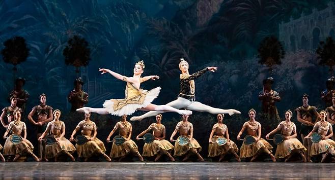 <라 바야데르> 2막 솔로르와 감자티의 결혼식, dance by Natalia Osipova & Vadim Muntagirov, photo by Foteini Christofilopoulou / 출처. The Royal Ballet